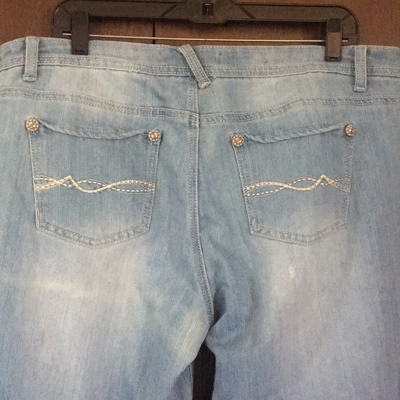 Light wash Straight Leg - Picture 4 of 5